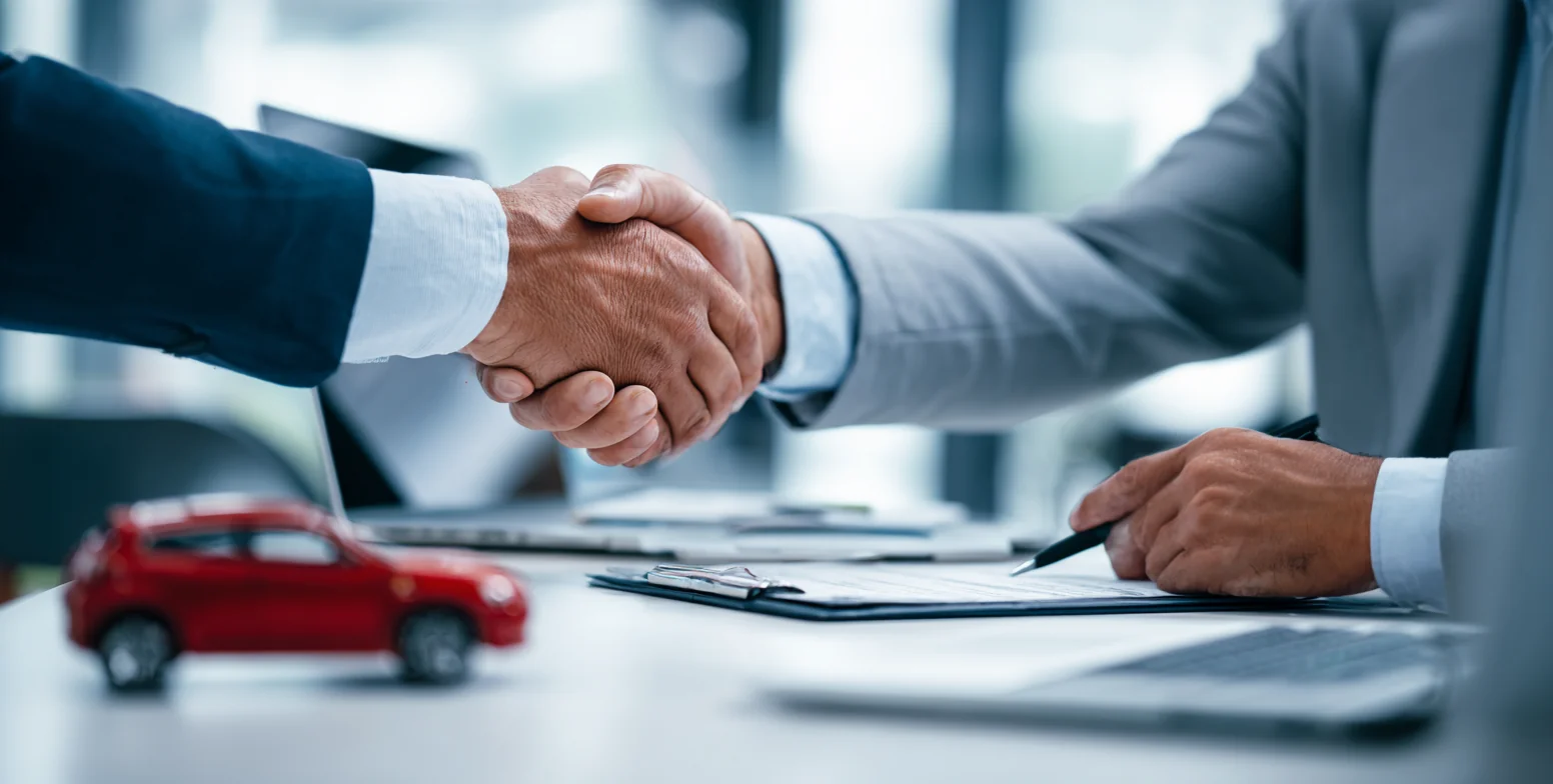 Эвакуатор помогает клиенту Safe Wheels на ночной дороге